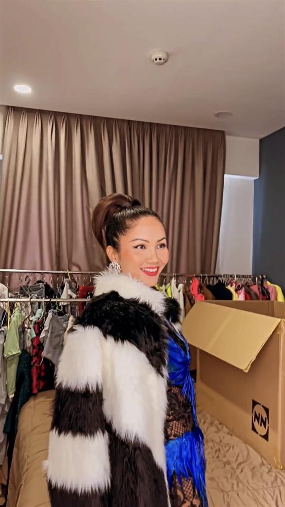 Hé lộ váy chưa diện ở Miss Universe 2018, HHen Niê bị chê như kiều nữ phòng trà-9