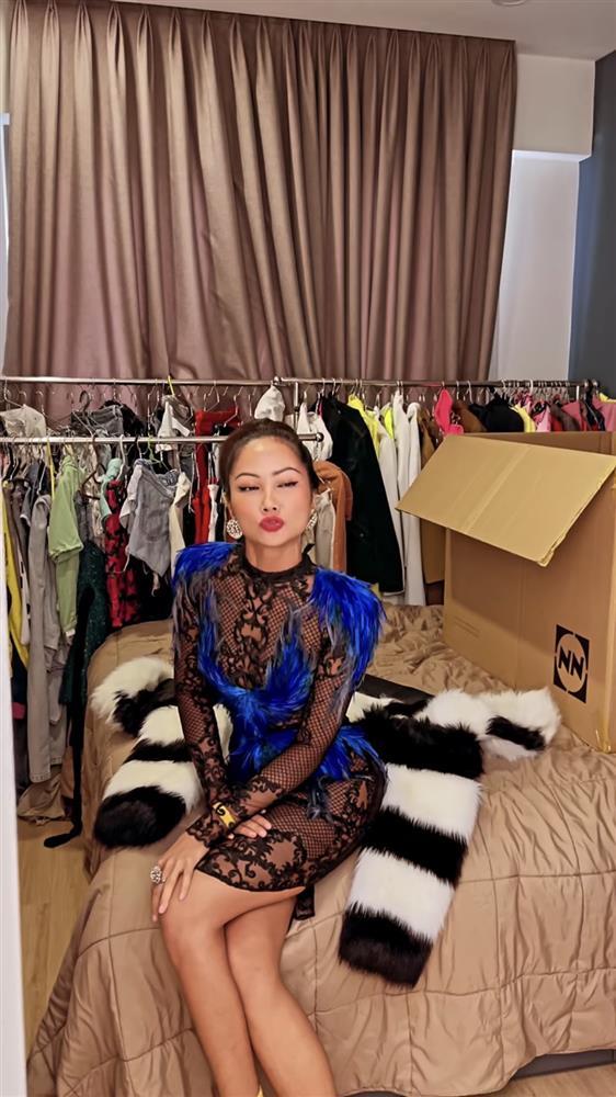 Hé lộ váy chưa diện ở Miss Universe 2018, HHen Niê bị chê như kiều nữ phòng trà-8