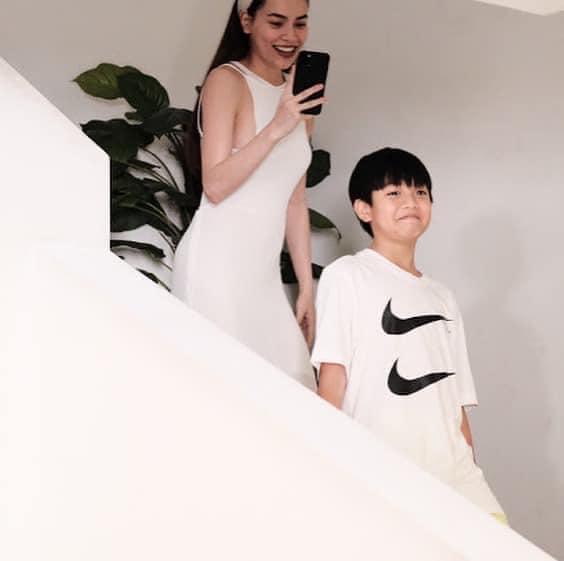 Để ý mới thấy Kim Lý phá banh dress code tiệc sinh nhật Subeo-3