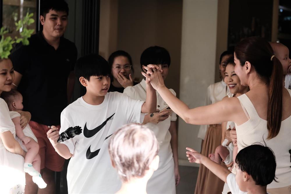 Để ý mới thấy Kim Lý phá banh dress code tiệc sinh nhật Subeo-10