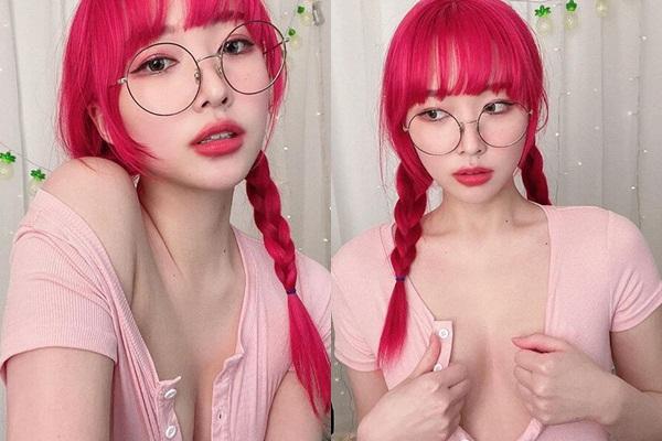 Streamer vạch áo khoe ngực trên sóng livestream-2