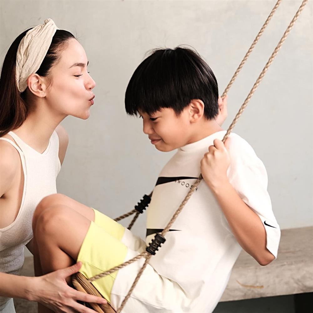 Leon - Lisa chiếm hết ống kính trong sinh nhật anh cả Subeo-2