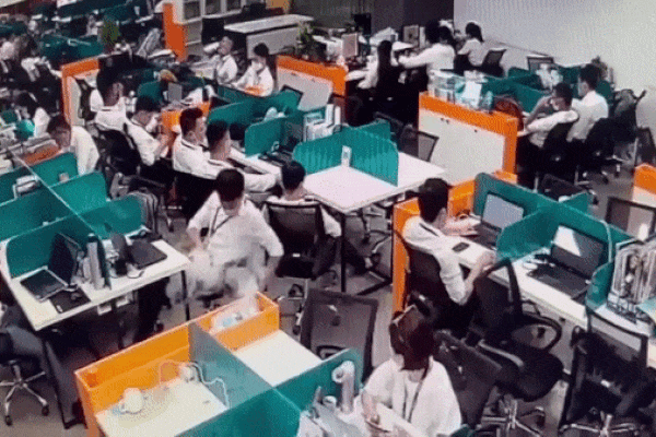 Clip: Hết vía vì smarphone bất ngờ phát nổ trong túi quần nam thanh niên-1