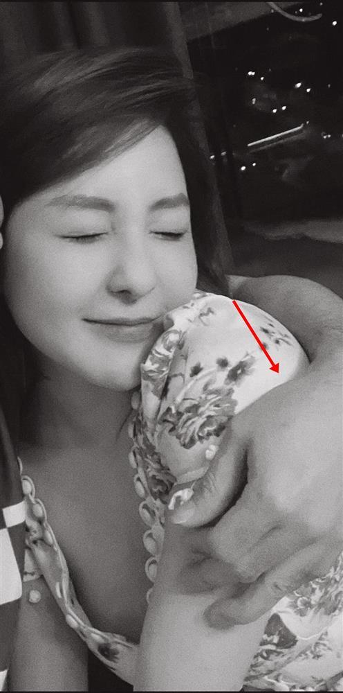 Trâm Anh để lộ cánh tay lạ ôm ấp, netizen phán đại gia chứ ai-2