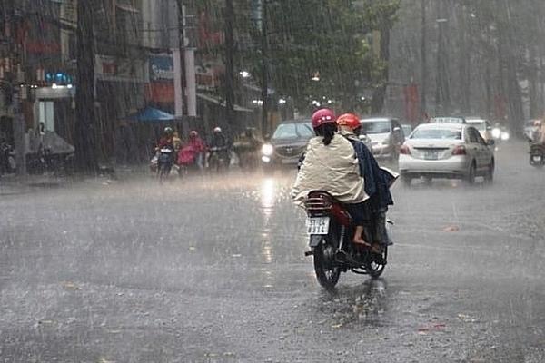 Lật thuyền lúc mưa to, giông lốc, người đàn ông bị sóng đánh ra giữa Hồ Tây-8