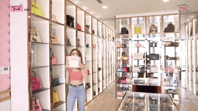 Ngọc Trinh - Lily Chen đụng từ siêu xe đến túi Hermès, còn bị nghi chung bồ-4