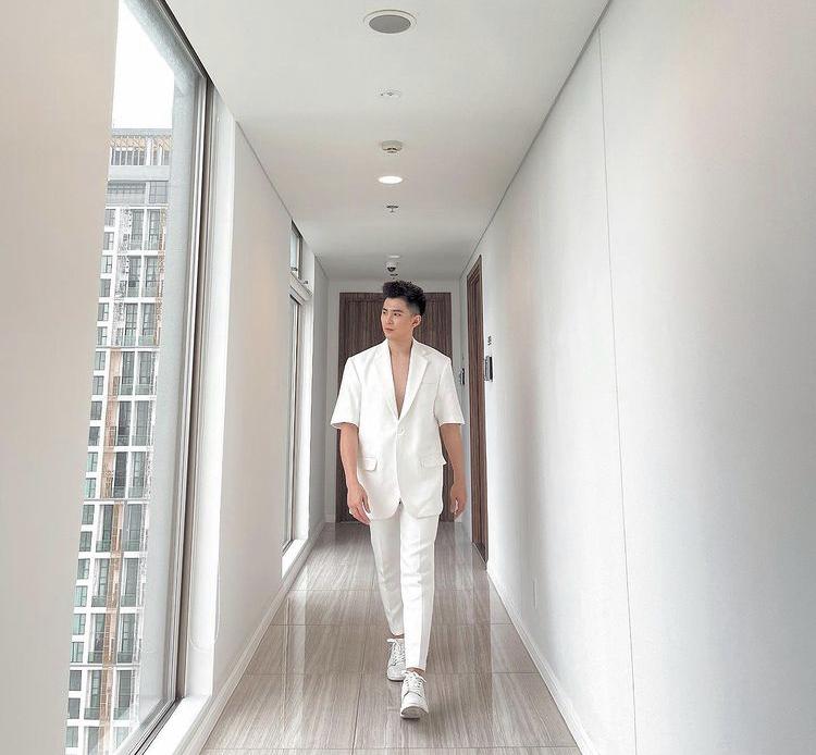 Mỹ nam Vbiz lên đồ ở nhà mùa dịch: Người lịch lãm - kẻ yểu điệu-1