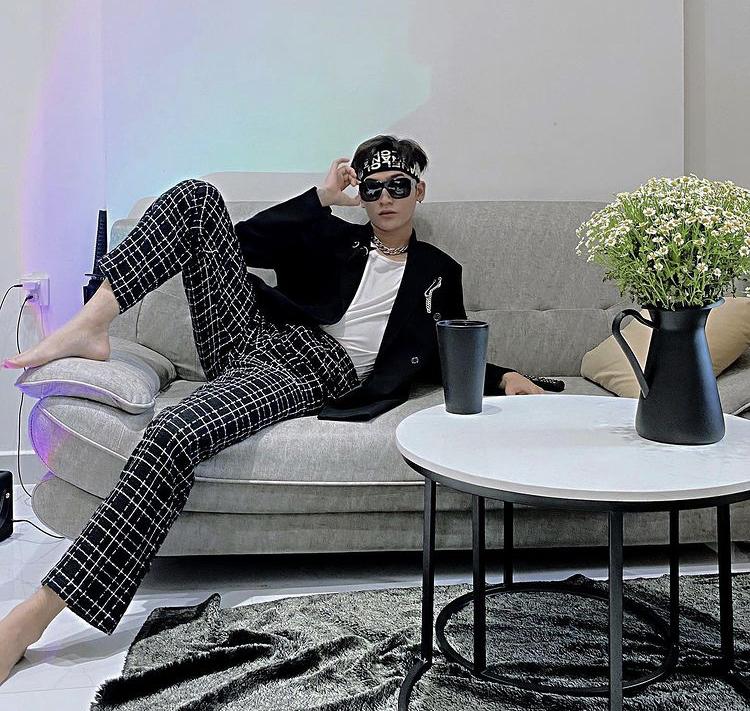 Mỹ nam Vbiz lên đồ ở nhà mùa dịch: Người lịch lãm - kẻ yểu điệu-6