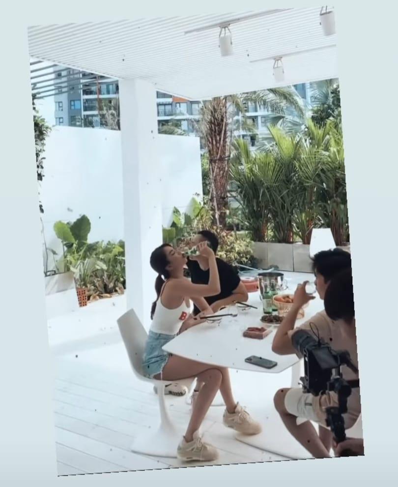 Cảnh Ngọc Trinh tu rượu cả chai, say khướt vật vã dưới nền đất-4