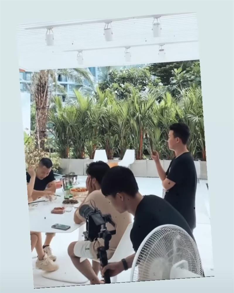 Cảnh Ngọc Trinh tu rượu cả chai, say khướt vật vã dưới nền đất-5