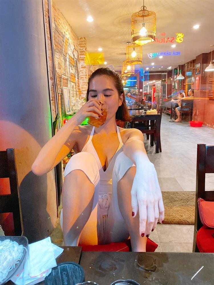 Cảnh Ngọc Trinh tu rượu cả chai, say khướt vật vã dưới nền đất-11