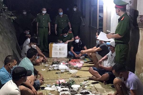 Bắc Giang: 11 người tụ tập ăn uống bị phạt 82,5 triệu đồng-1