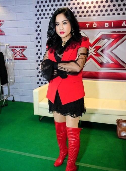 Khi làm giám khảo X-factor, Thanh Lam diện bộ đồ tông đỏ đen mix&match trông rất lúa. Chiếc áo vest cộc tay đã làm lộ nhược điểm bắp tay kém săn chắc của cô.