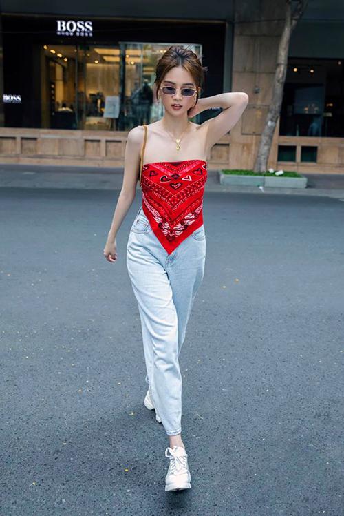 Ngọc Trinh lộ phụ tùng khi hướng dẫn cách mặc mỗi áo lót ra đường-7