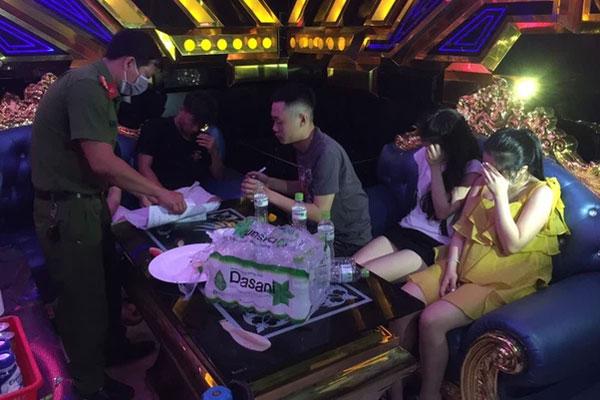 35 nam nữ bay lắc trong quán karaoke, có cả học sinh-1