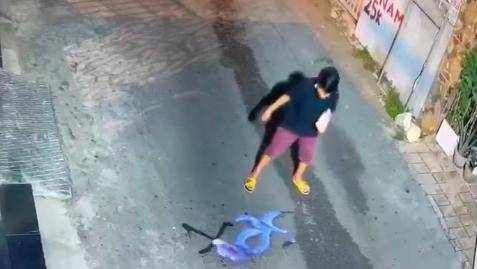 Phẫn nộ: Tụ tập giữa đêm, thanh niên đổ xăng châm lửa đốt đường phố-1