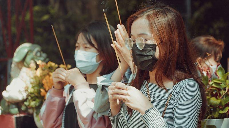 Thử đi chùa cầu duyên, gái ế vừa ra đến cổng đã có cái kết bất ngờ-2