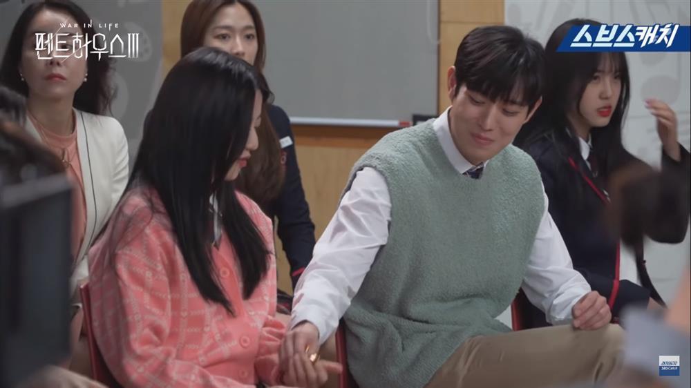 Hậu trường Penthouse 3 tập 3: Dượng Tê thương nhớ Shim Soo Ryeon từ phim ra đời-4