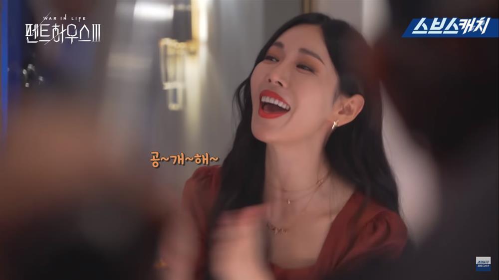 Hậu trường Penthouse 3 tập 3: Dượng Tê thương nhớ Shim Soo Ryeon từ phim ra đời-9