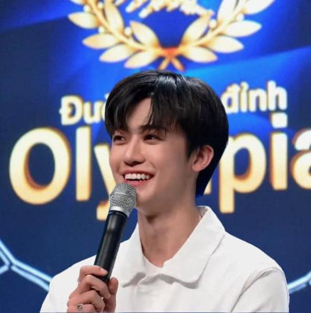 Xuất hiện thầy Dung dạy trường Minh Kon Tum, phát sốt với visual đời thực-7