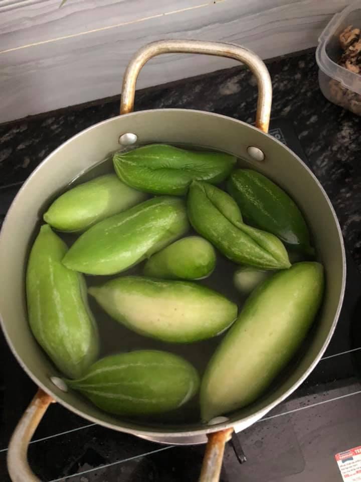 Luộc mướp bị chồng chê, vợ hỏi dân mạng, đáp án còn hoang mang hơn-1