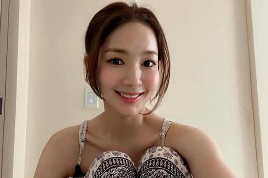 Park Min Young khiến fan lo lắng khi xuất hiện với body quá gầy tuổi U40