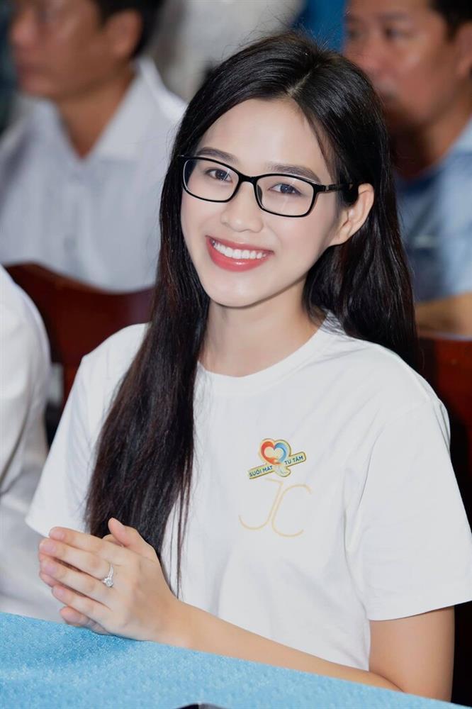 Hoa hậu Đỗ Thị Hà tiếp tục sửa nhẹ một điểm trên gương mặt-5
