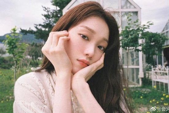 Lộ bằng chứng 'tiên nữ cử tạ' Lee Sung Kyung hẹn hò rapper Loco