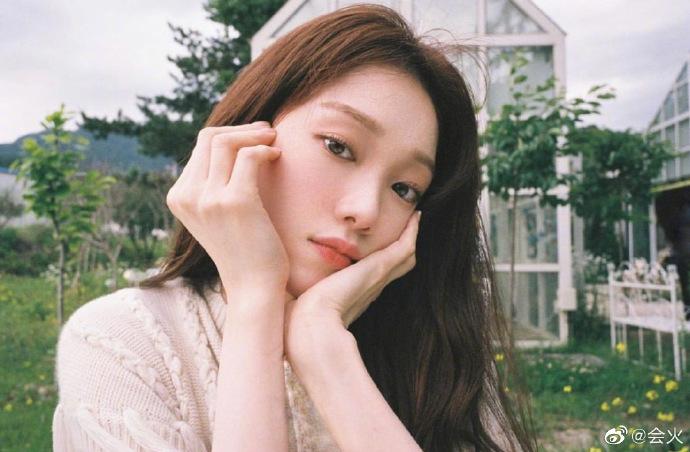 Lộ bằng chứng tiên nữ cử tạ Lee Sung Kyung hẹn hò rapper Loco-1