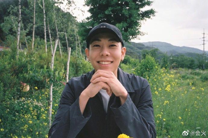 Lộ bằng chứng tiên nữ cử tạ Lee Sung Kyung hẹn hò rapper Loco-2