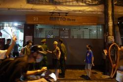 Hà Nội: Nhiều quán 'nhốt khách', cố bán sau quy định đóng cửa 21h