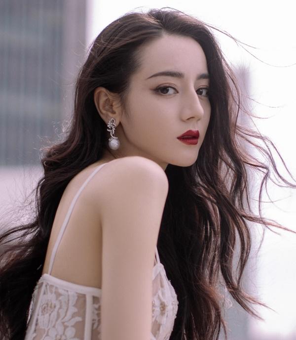 Địch Lệ Nhiệt Ba, Angelababy đối đầu các dự án đình đám-1