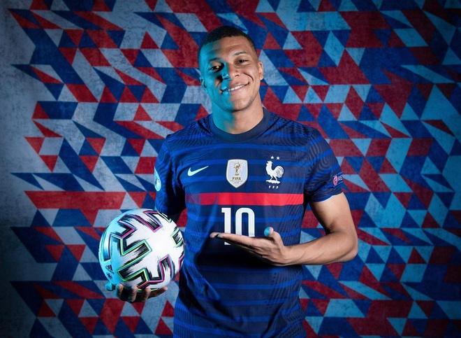 Phong cách sành điệu của cầu thủ Kylian Mbappé-1