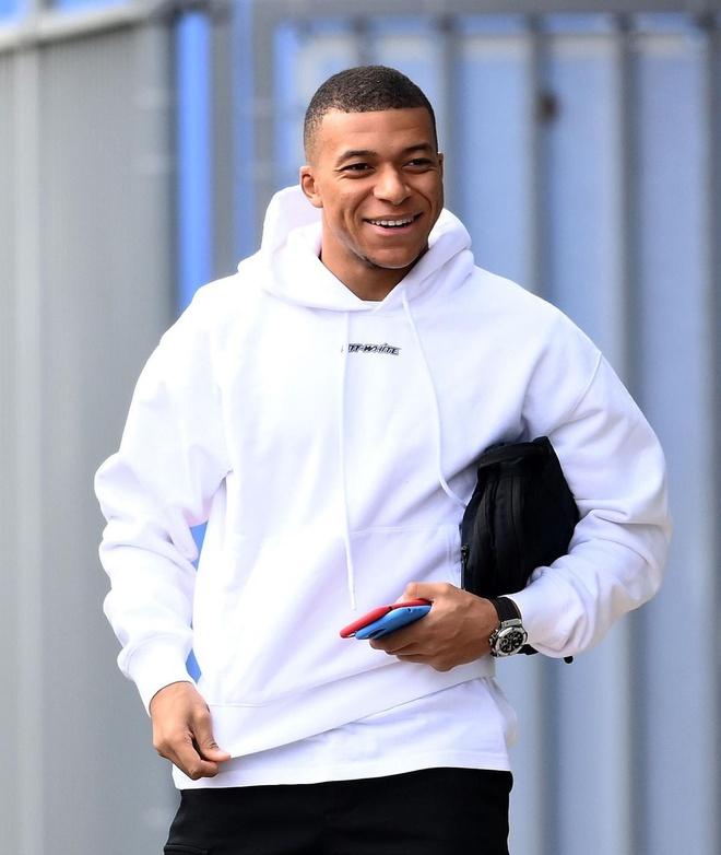 Phong cách sành điệu của cầu thủ Kylian Mbappé-5