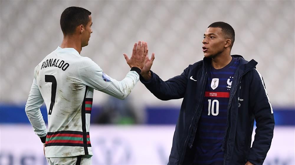 Từ fan thành đối thủ: Nóng rẫy khoảnh khắc CR7 đổi áo, check body Mbappé-8