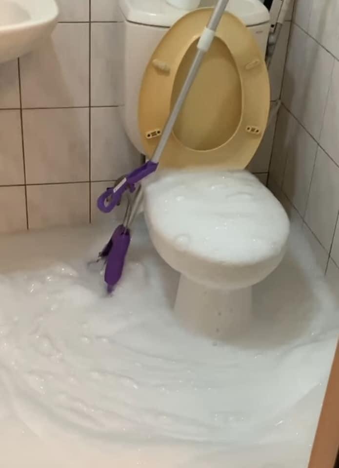 Con dâu đổ xà phòng vào bồn cầu bị mắng té tát, dân mạng bình luận cực hài-3
