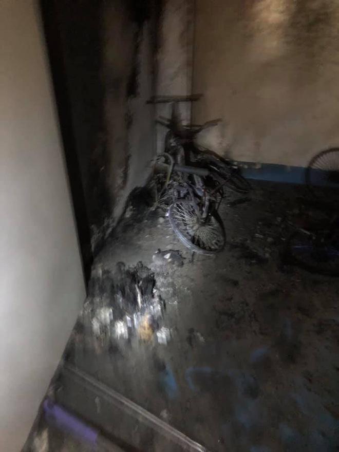 Dân nháo nhào tháo chạy khi cháy cầu thang bộ tầng 14 chung cư-3