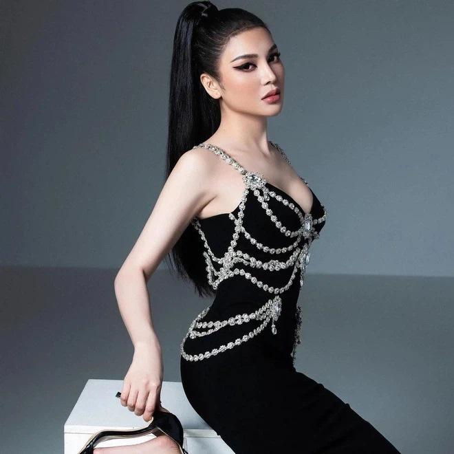 Lily Chen diện lại váy nhái Chanel từng khiến Kim Duyên lao đao-2