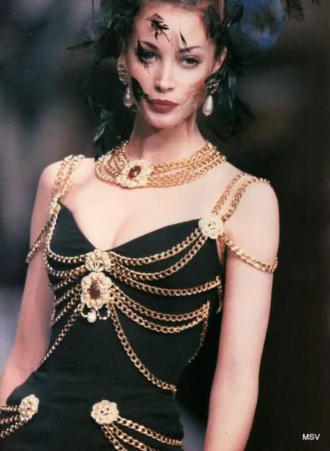 Lily Chen diện lại váy nhái Chanel từng khiến Kim Duyên lao đao-8