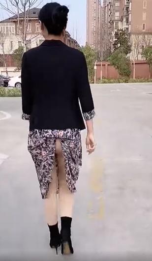 Cô gái lộ vòng 3, người đàn ông phản ứng ngỡ ngàng, ngã ngửa-2