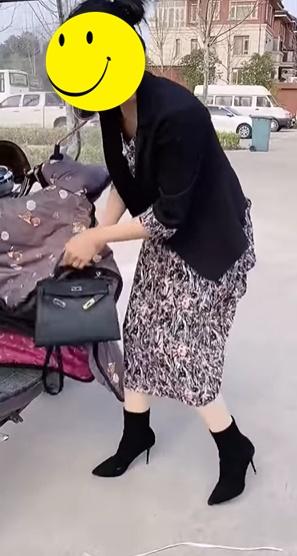 Cô gái lộ vòng 3, người đàn ông phản ứng ngỡ ngàng, ngã ngửa-3