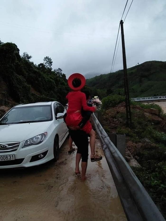 Các phiên bản đám cưới chạy mưa bất chấp khiến cô dâu chú rể nhớ một đời-1