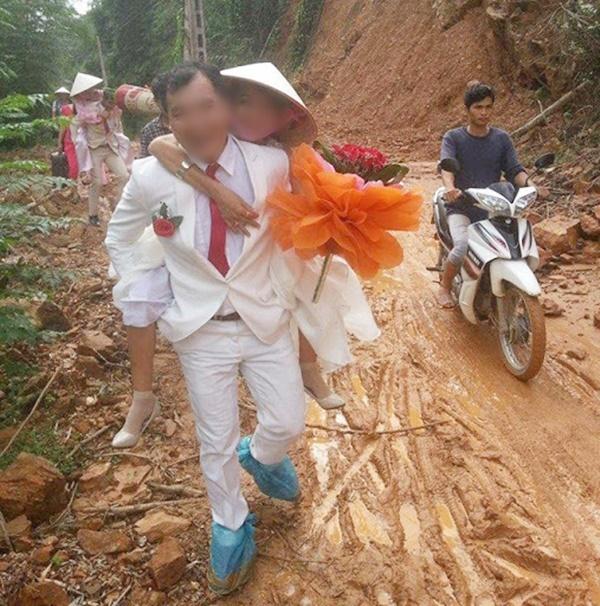 Các phiên bản đám cưới chạy mưa bất chấp khiến cô dâu chú rể nhớ một đời-3