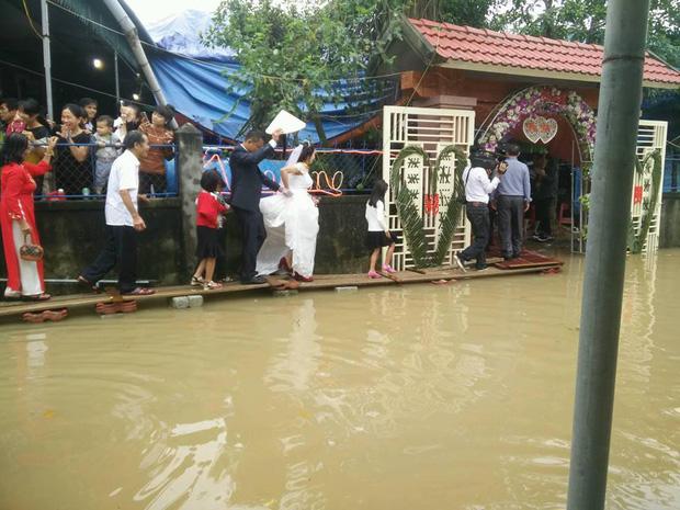 Các phiên bản đám cưới chạy mưa bất chấp khiến cô dâu chú rể nhớ một đời-6