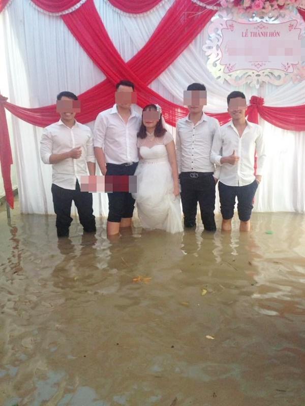 Các phiên bản đám cưới chạy mưa bất chấp khiến cô dâu chú rể nhớ một đời-8