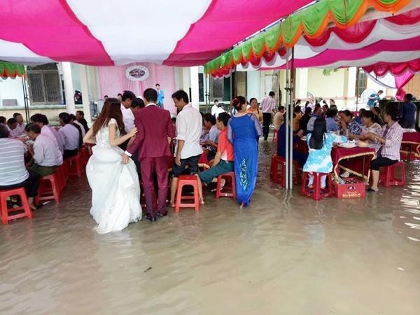 Các phiên bản đám cưới chạy mưa bất chấp khiến cô dâu chú rể nhớ một đời-9