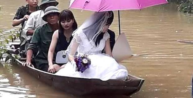 Các phiên bản đám cưới chạy mưa bất chấp khiến cô dâu chú rể nhớ một đời-10