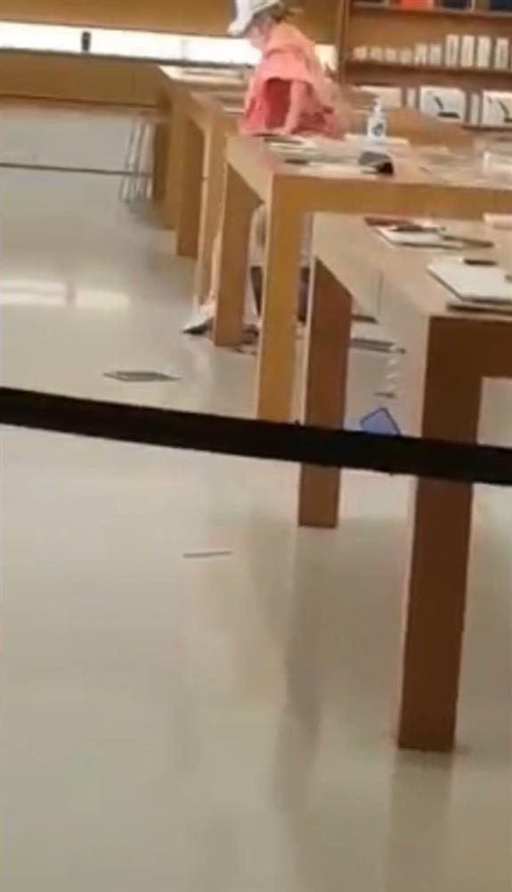 Cô gái đập loạt iPhone, MacBook trong Apple Store vì tức CSKH-2