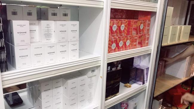 Đột kích tổng kho ở Hà Nội, thu giữ hàng nghìn chai nước hoa không rõ nguồn gốc-3