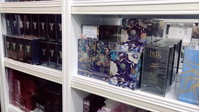 Đột kích tổng kho ở Hà Nội, thu giữ hàng nghìn chai nước hoa không rõ nguồn gốc-8